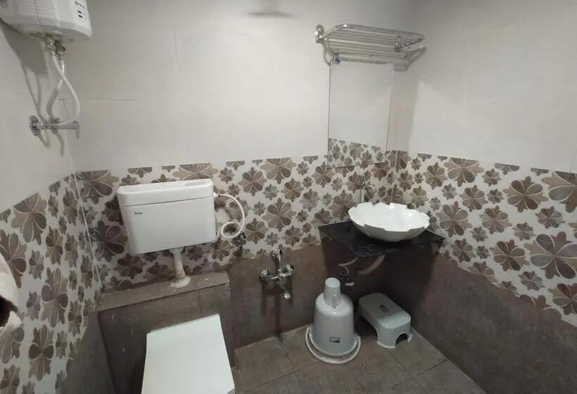 Chambre Triple Classique, Neelkamal