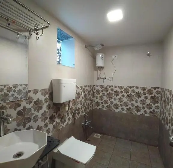 Chambre Triple Classique, Neelkamal