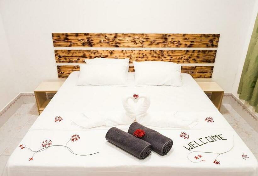 اتاق لوکس, Thoddoo Island Life