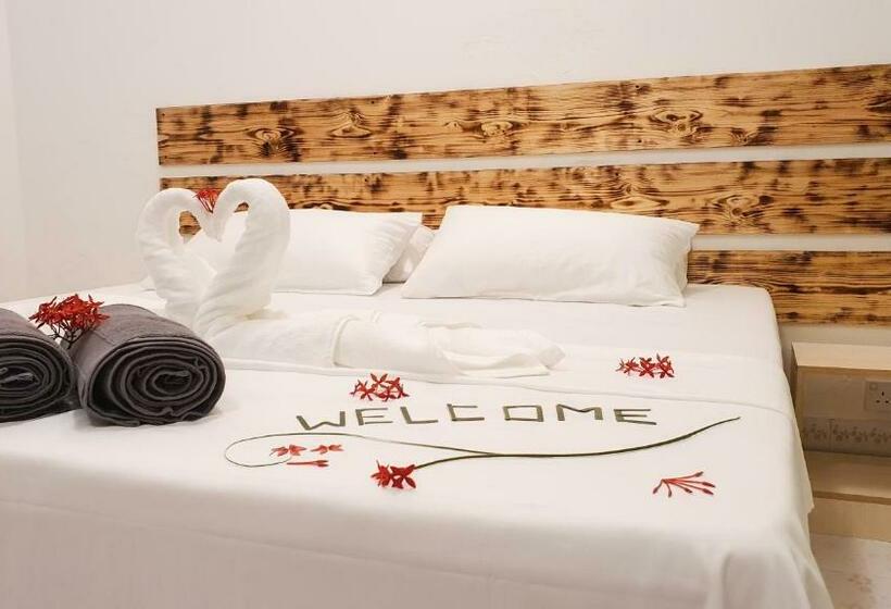 اتاق لوکس, Thoddoo Island Life