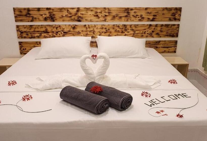 اتاق لوکس, Thoddoo Island Life