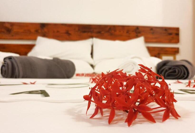 اتاق لوکس, Thoddoo Island Life