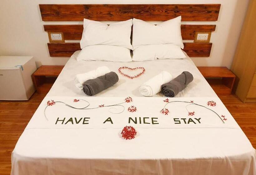 اتاق لوکس, Thoddoo Island Life