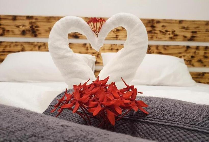 اتاق لوکس, Thoddoo Island Life