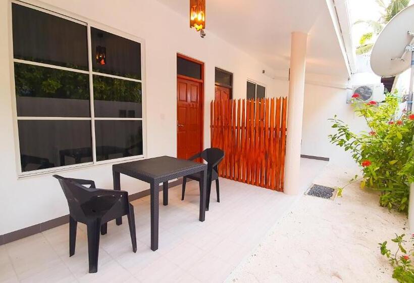 اتاق لوکس, Thoddoo Island Life