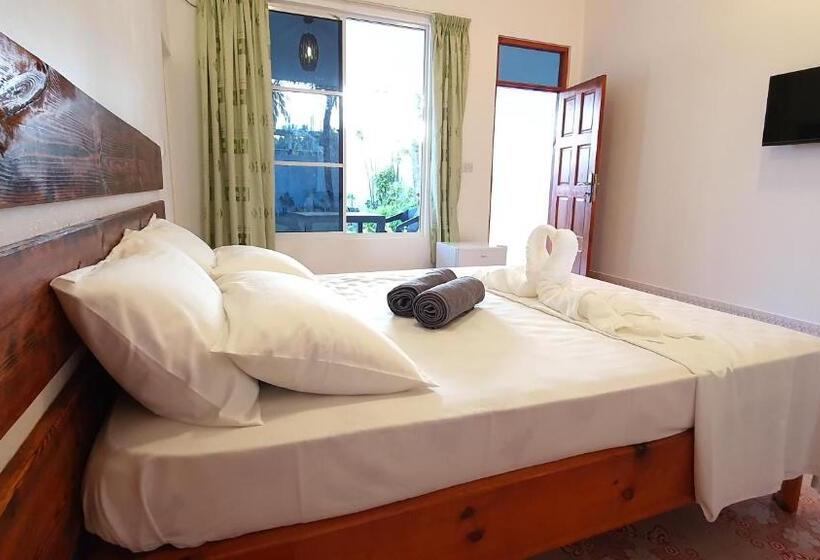 اتاق لوکس, Thoddoo Island Life