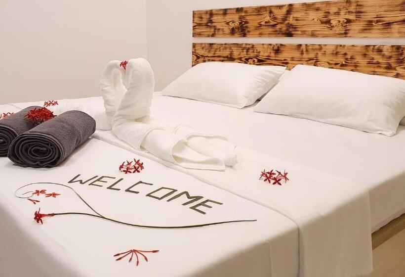 اتاق لوکس, Thoddoo Island Life