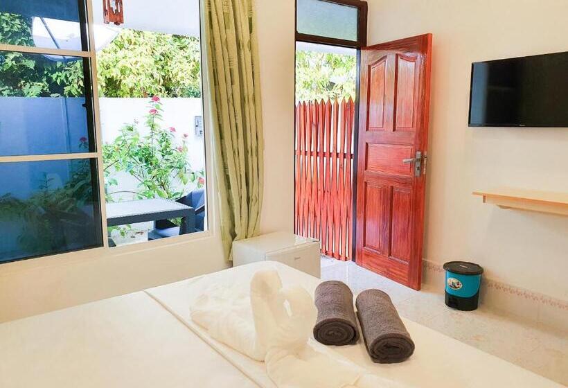 اتاق لوکس, Thoddoo Island Life