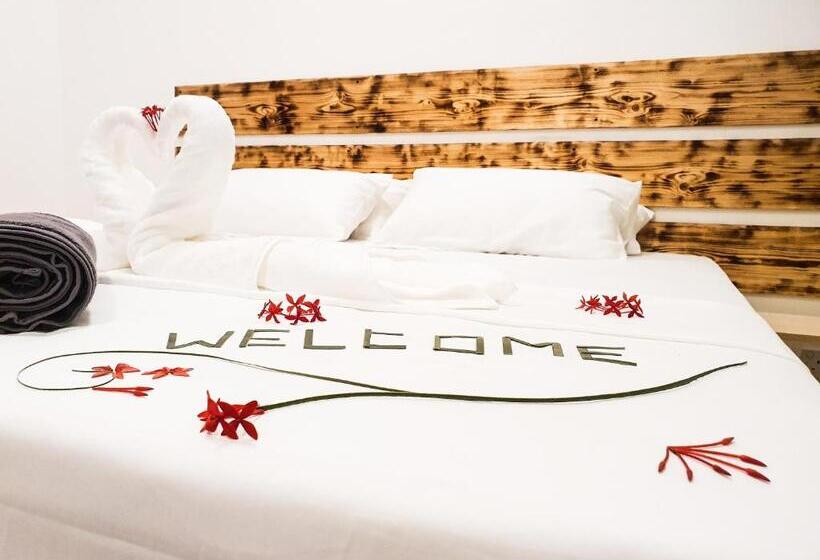 اتاق لوکس, Thoddoo Island Life