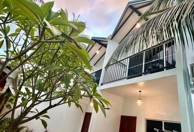 اتاق لوکس با بالکن, Thoddoo Island Life