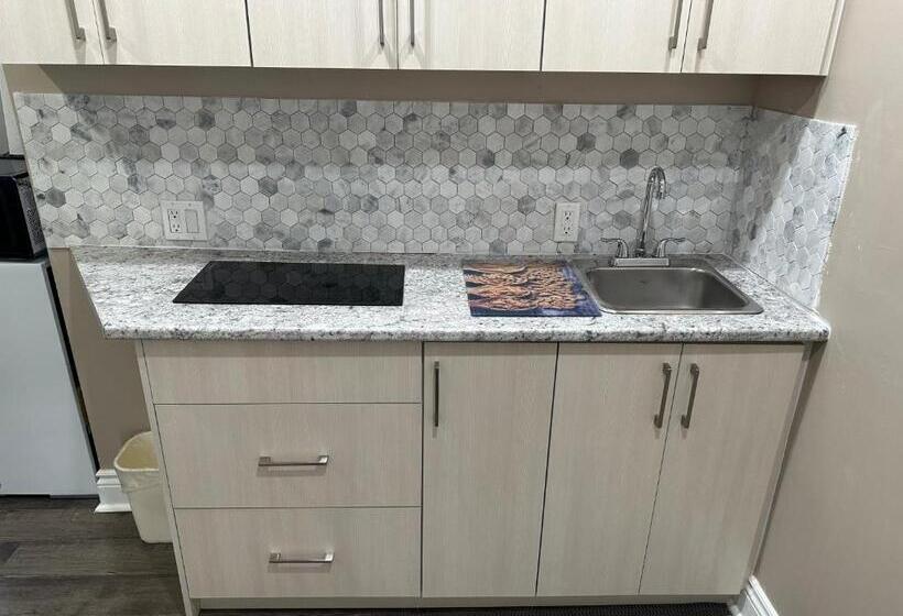 キングサイズベッドのスタンダードルーム, Champlain Motor Inn