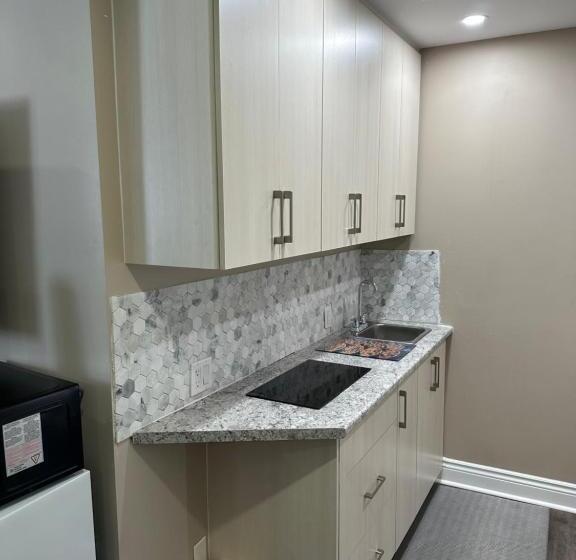 キングサイズベッドのスタンダードルーム, Champlain Motor Inn