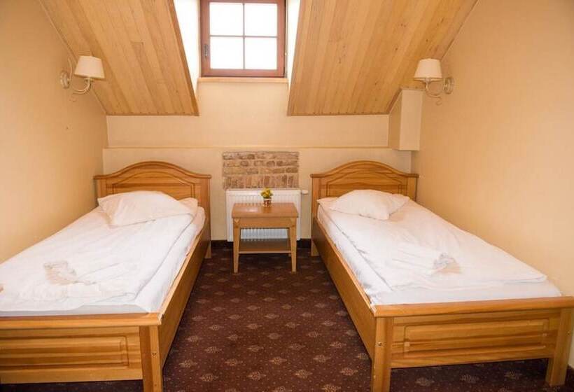 اتاق اکونومی, Alexa Old Town