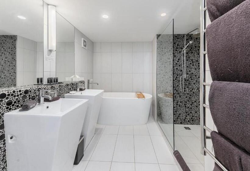 Семейный Номер, Black Swan Lakeside Boutique