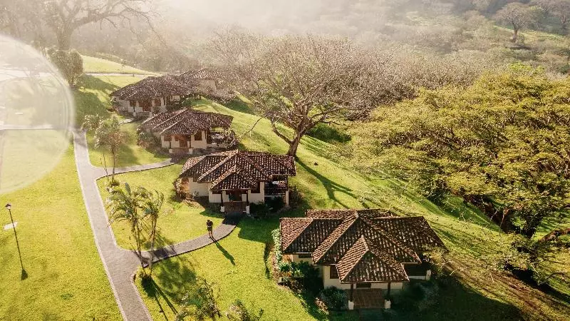 بانگلوی استاندارد, Borinquen Thermal Resort