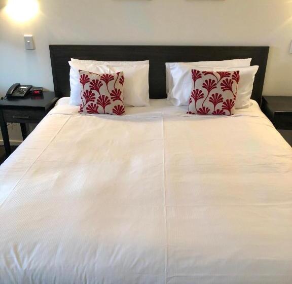 استودیوی استاندارد, Distinction New Plymouth