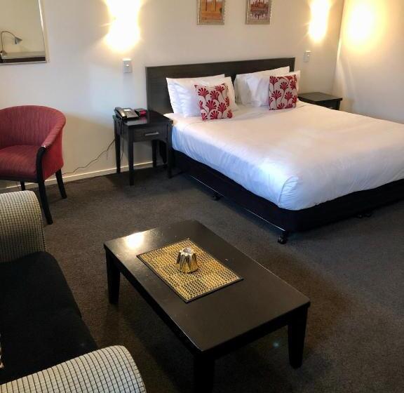 استودیوی استاندارد, Distinction New Plymouth