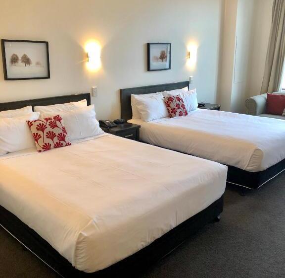 استودیوی استاندارد, Distinction New Plymouth