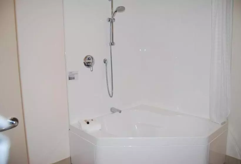 استودیو استاندارد با تخت کینگ, Distinction New Plymouth