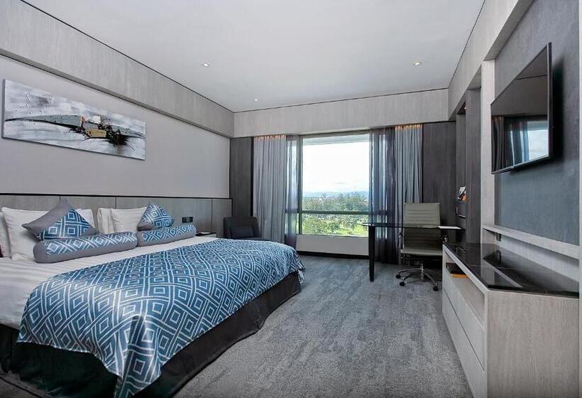 חדר משפחתי, The Pacific Sutera