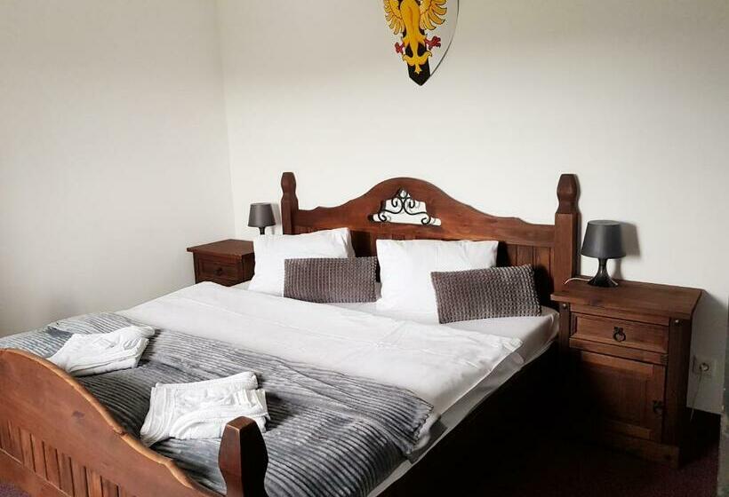 Deluxe Szoba, Camelot