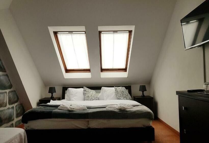 Deluxe Szoba, Camelot