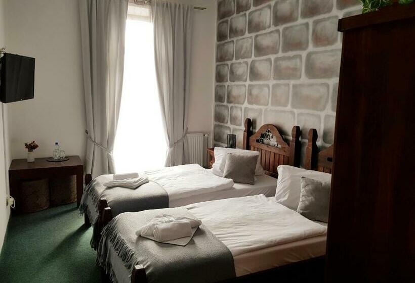 Deluxe Szoba, Camelot