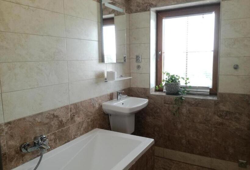 Deluxe Szoba, Camelot