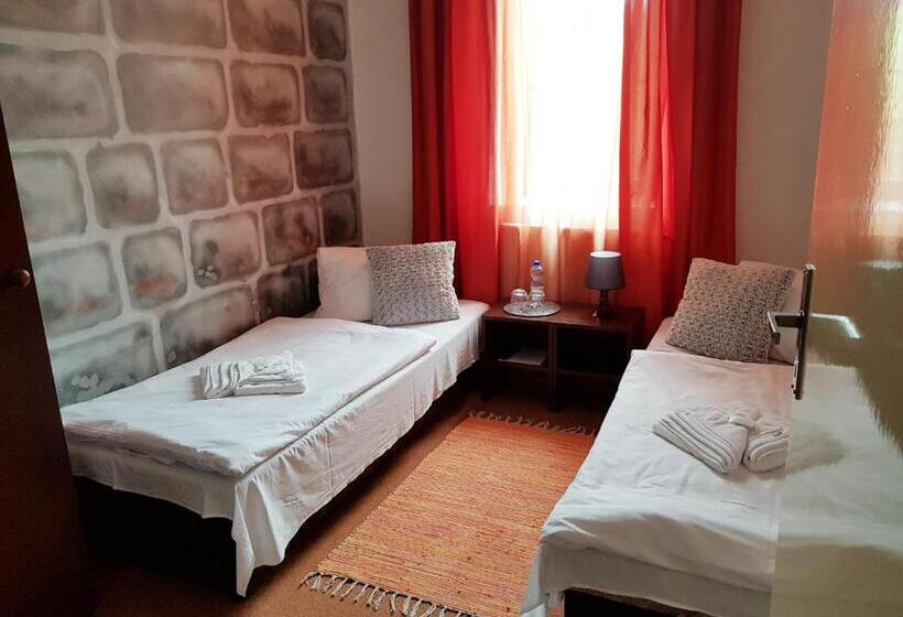 Deluxe Szoba, Camelot