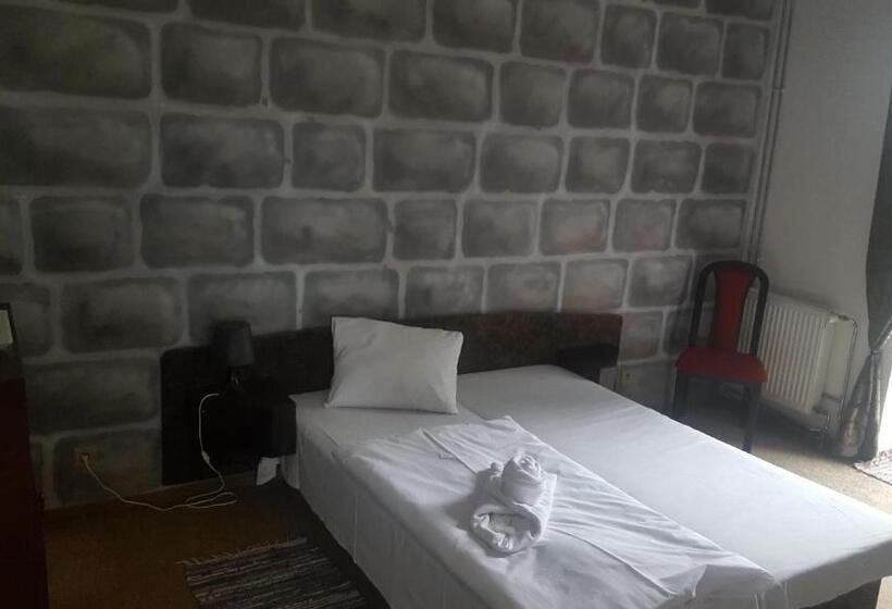 Családi Suite, Camelot