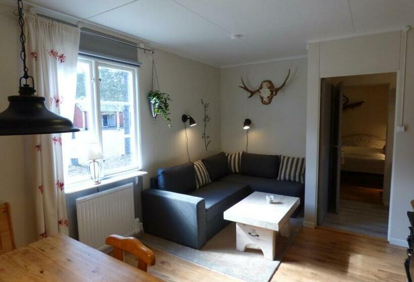 منزل غرفتين نوم, Nya Skogsgården Hostel