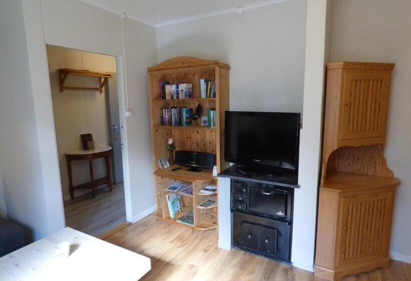 منزل غرفتين نوم, Nya Skogsgården Hostel