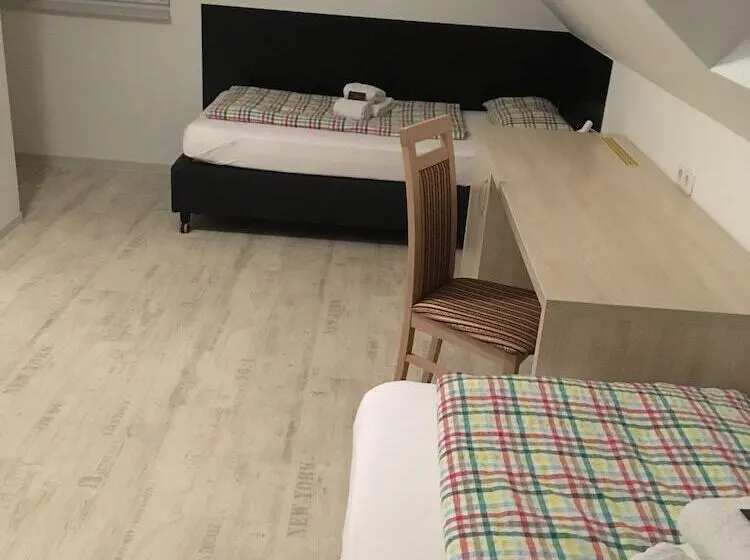 スタンダードルーム, Penny Pension