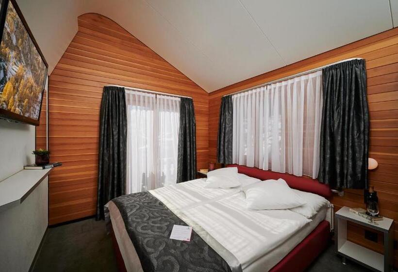 Superior Oda, Ambiance