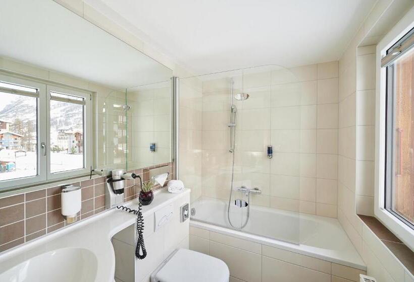 Superior Oda, Ambiance