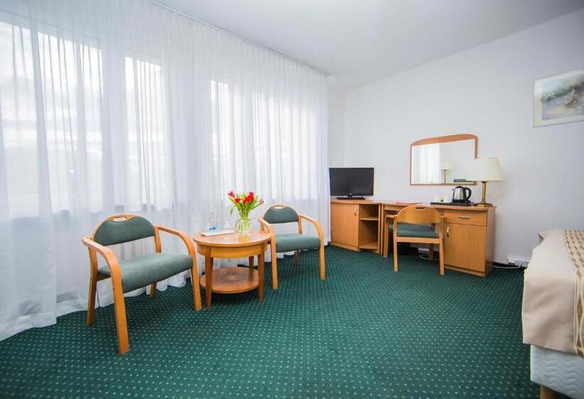 חדר קלאסי לשלושה, Festival