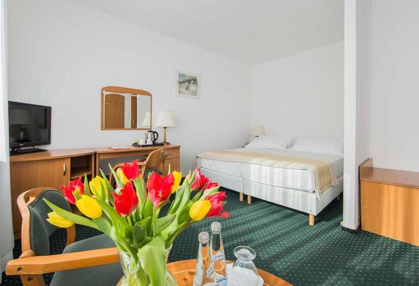 חדר קלאסי לשלושה, Festival