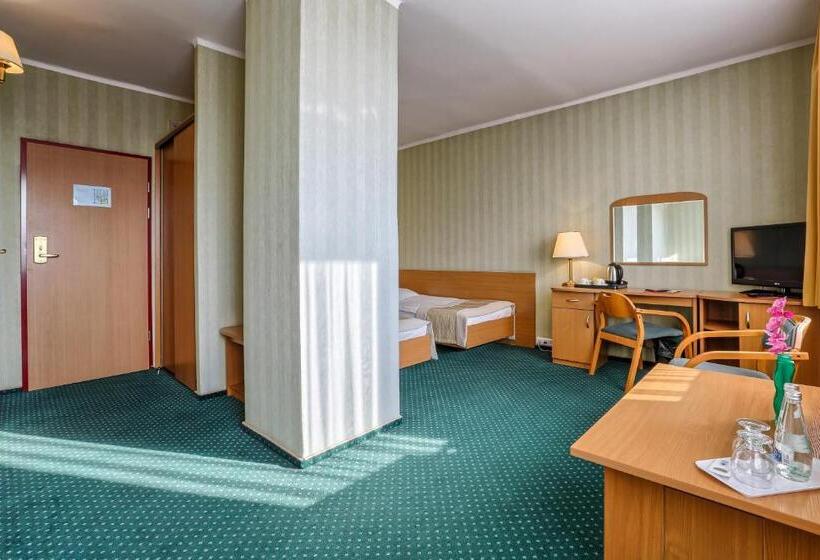 חדר קלאסי לשלושה, Festival