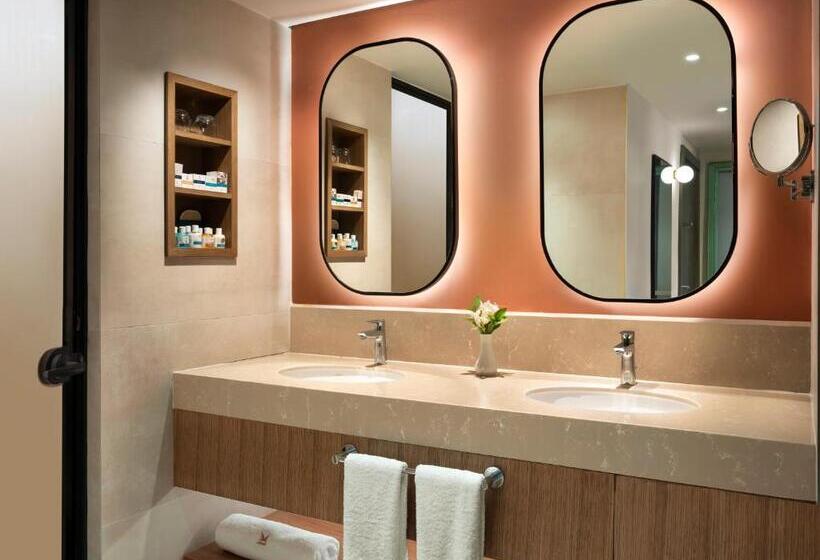 デラックストリプルルーム, Liberty Lykia