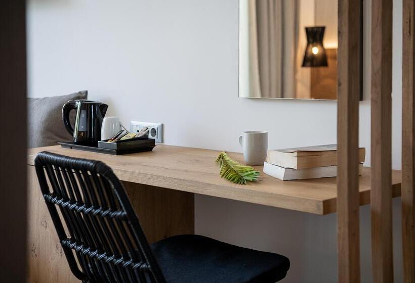 디럭스 룸, Magda