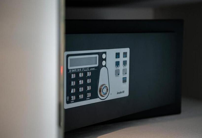 디럭스 4인 룸, Magda