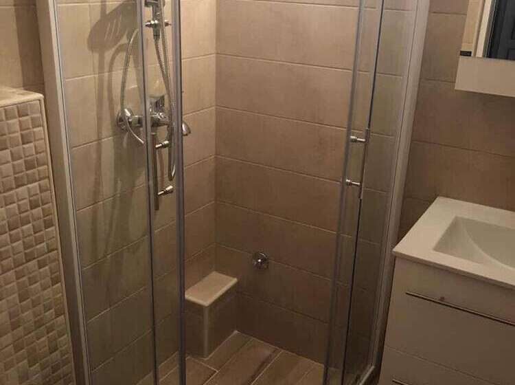 اتاق خانوادگی با چشم‌انداز دریا, Monte Perla Residence