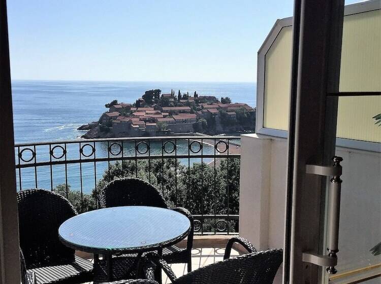 اتاق خانوادگی با چشم‌انداز دریا, Monte Perla Residence
