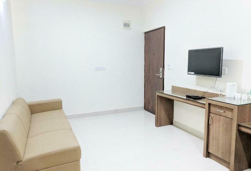 דירת חדר בקומת קרקע, Clyford Suites