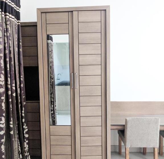 带1个卧室的带阳台的公寓, Clyford Suites