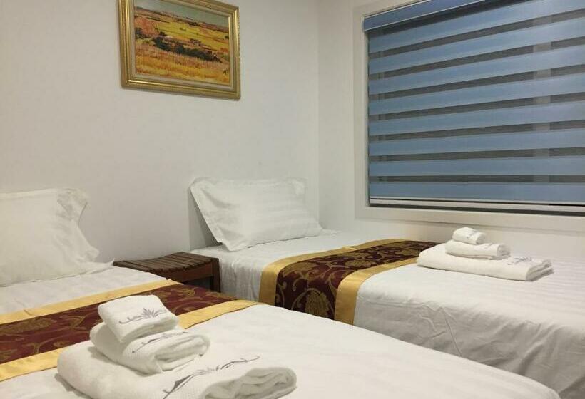 דירת שני חדרים, Amber Homes