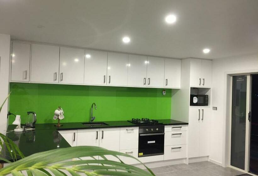 דירת שני חדרים, Amber Homes