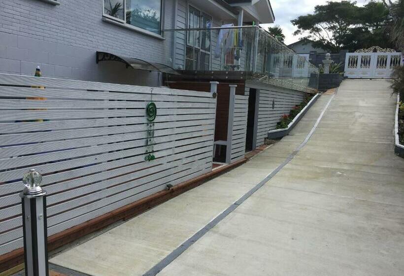 דירת שני חדרים, Amber Homes