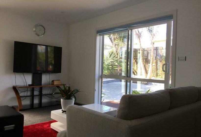 דירת שני חדרים, Amber Homes