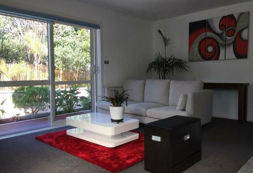 דירת שני חדרים, Amber Homes